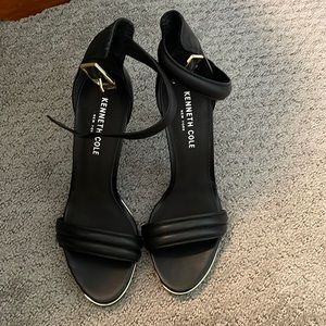 Kenneth Cole strap sandals. Black 4in strap sandal